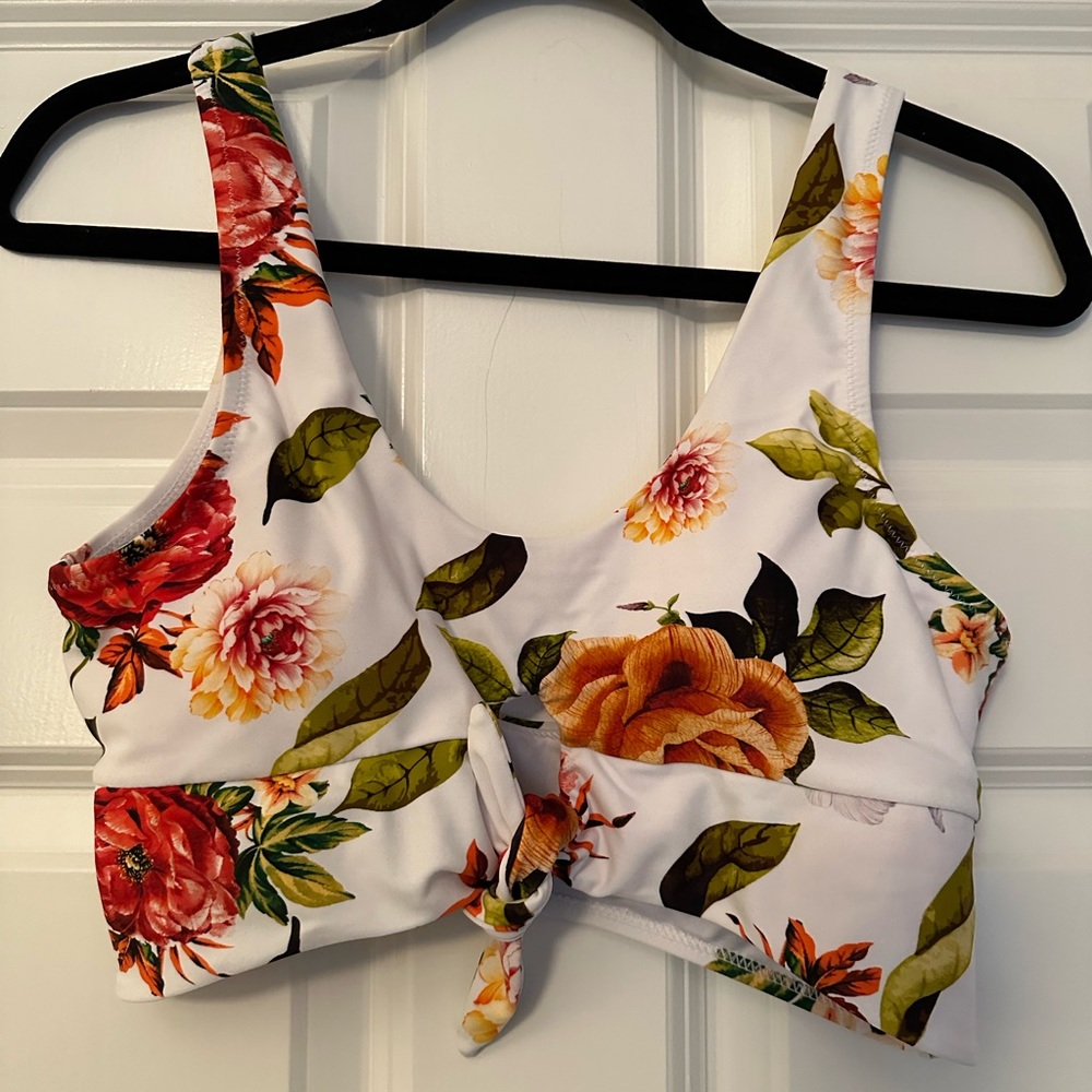 Cupshe Woman’s White Floral Bikini Top size M